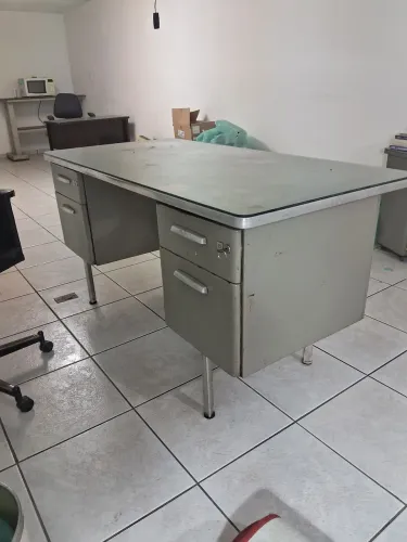 Mesa de ferro para escritório com tampo de vidro