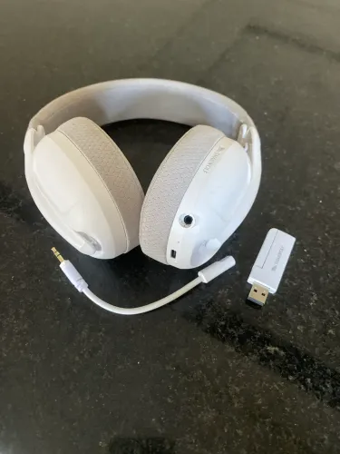 Headset sem fio com marcas de uso sutis, fone foi pouco usado, tenho dois mas só vendo um 