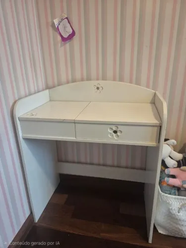 Escrivaninha infantil com penteadeira
