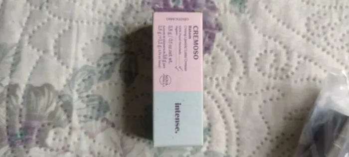 Vendo batons, escova de cabelo e apontador de lapis de olho