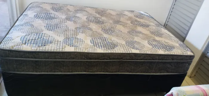 Vendo cama Casal padrão, colchão+base.
