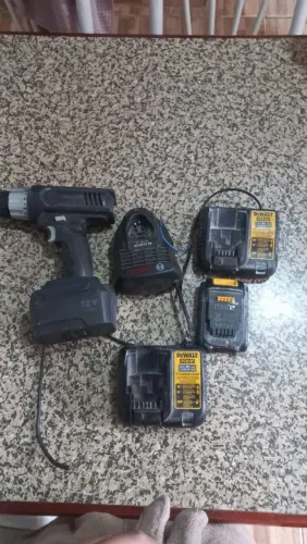 Lote de carregador com 1 parafusadeira