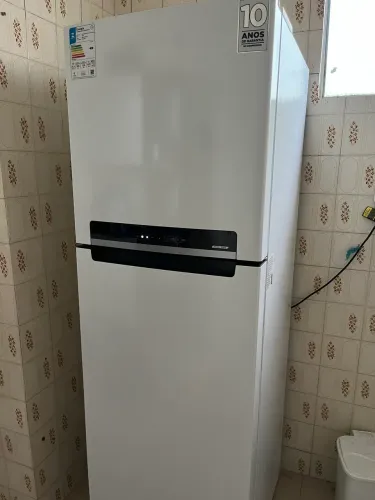 Vende-se geladeira midea novinha 