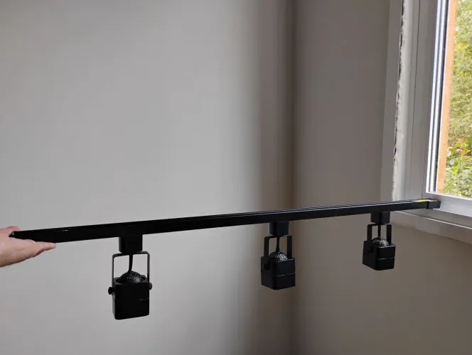 Trilho de luminária com três spots