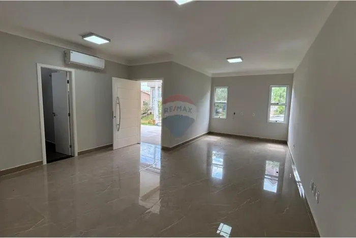 Casa com 3 suítes, varanda, área gourmet e piscina em condomínio fechado em Vinhedo - SP