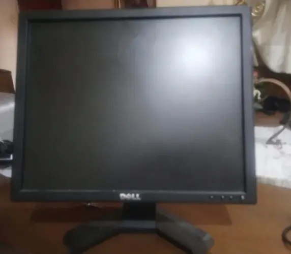 Monitor Dell E170Sc LCD Bivolt 100-240V -50-60Hz 1,64 A com falha de imagem