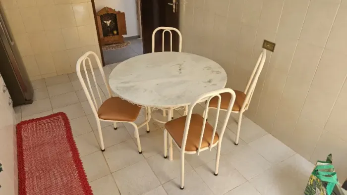 Mesa de Marmore com 4 cadeiras