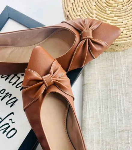 Sapatilha Napa Caramelo Com Fivela Dourada Confort Elegante laço