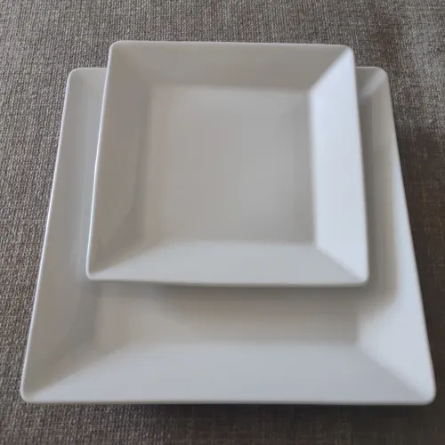 Pratos de sobremesa quadrados em porcelana branca 