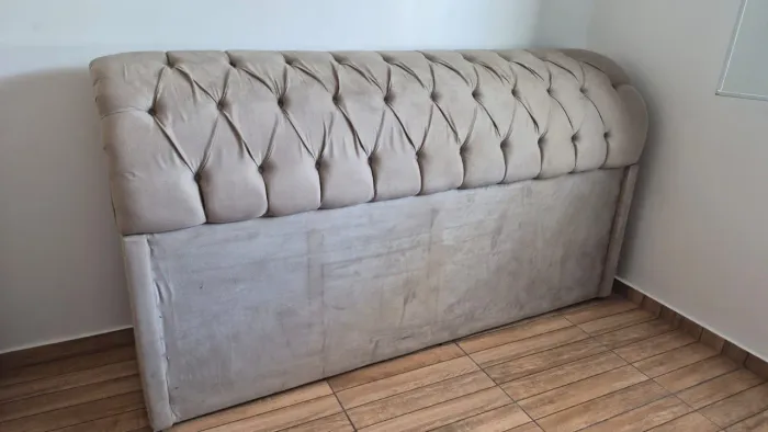Vendo essa cabeçeira de cama nova,com bau grande. 2 e 10 de comprimento,45 de largura