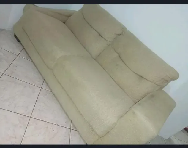 Sofá dois lugares bege com recosto removível