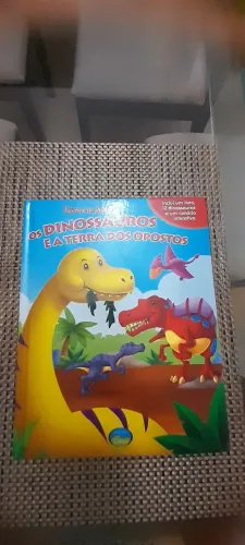 Livro em ação Os Dinossauros e a Terra dos Opostos