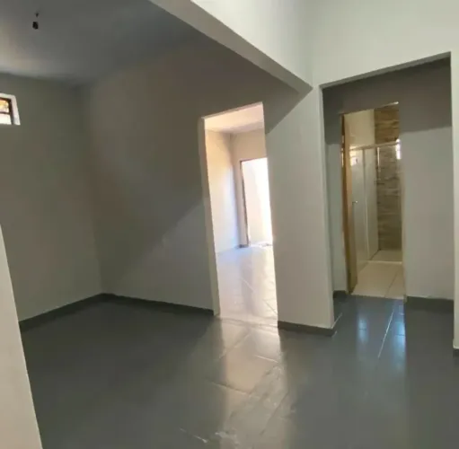 Alugo casa de 1 quarto no bairro tarumã em varzea grande