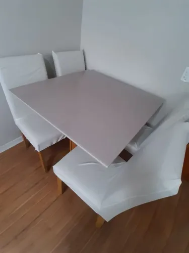 Mesa de látex de 4 lugares
