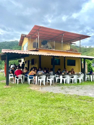 Linda Chacará com 2.800m2 com rio privativo e belíssima casa com vista para as montanhas