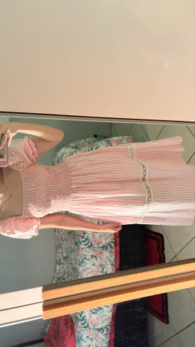 Vestido Midi Rosa e Branco Listrado com Lastex e Detalhe em Renda