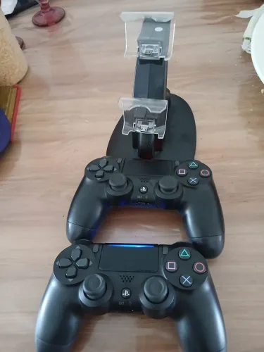 2 controles ps4 + Base de carregador