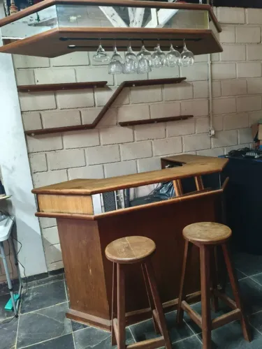 Bar Colonial em Madeira para Sala com Banquetas