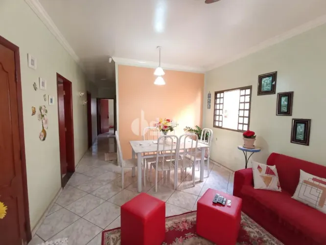 Casa com 3 quartos, sendo 1 suíte, disponível para venda no bairro Granada em Uberlândia-M