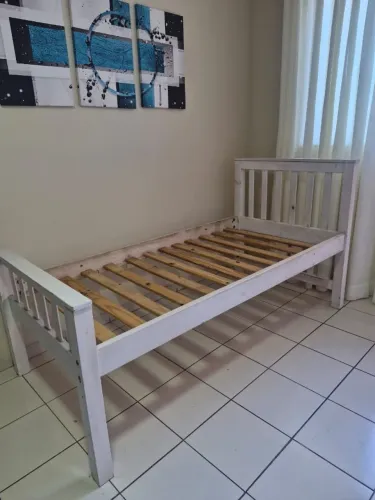 Cama de solteiro - madeira
