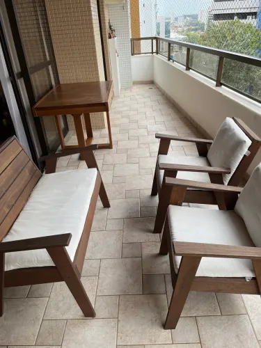 Conjunto de sofá e uma mesa que abre ficando pra seis cadeiras