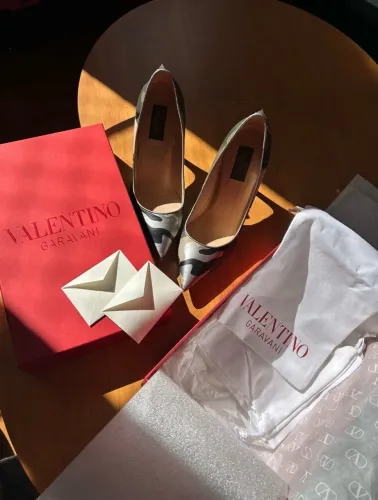 Scarpin Valentino camuflado original completo com caixa