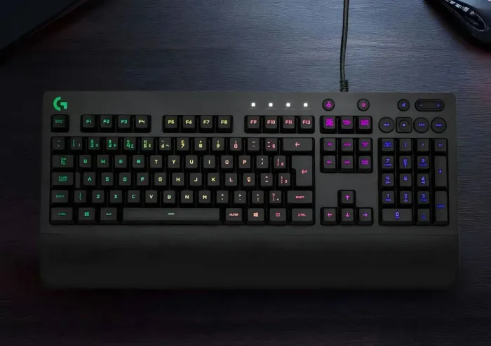 Teclado Gamer RGB Logitech G213 Prodigy - USB ABNT2 Preto