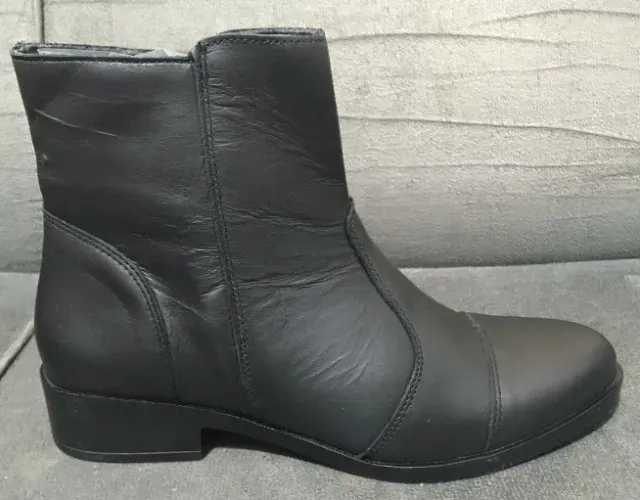 Bota Feminina de Couro Vittal Sofia de Cano Médio com Zíper Preta Tamanho 37 - NOVA