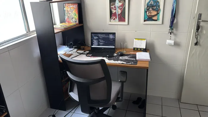 Mesa de escritório com prateleiras