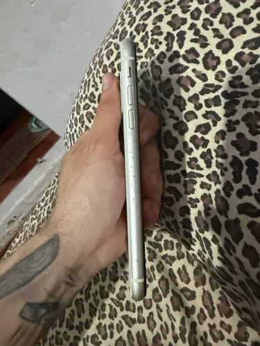 Vendo iPhone 11 normal Cllr funcionando tudo 128 gb 