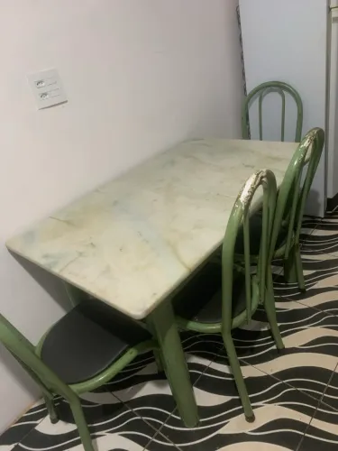 mesa de mármore com 4 cadeiras 