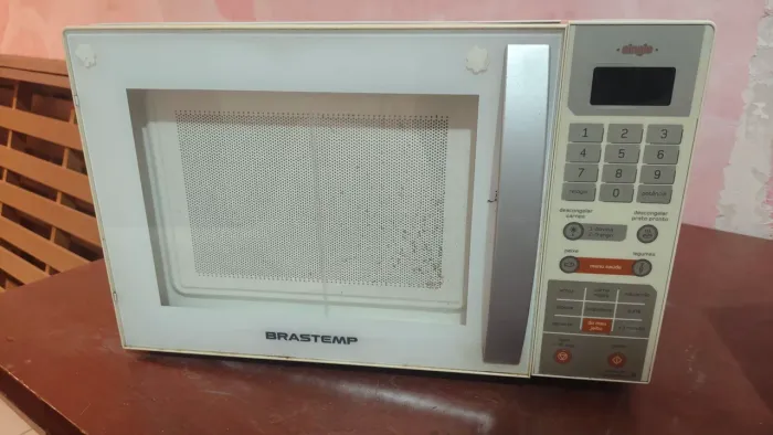 Micro-ondas Brastemp! Com capacidade de 24 litros.