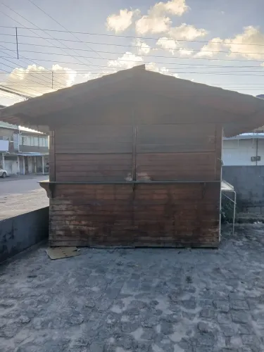 Quiosque de madeira para retirada do local .