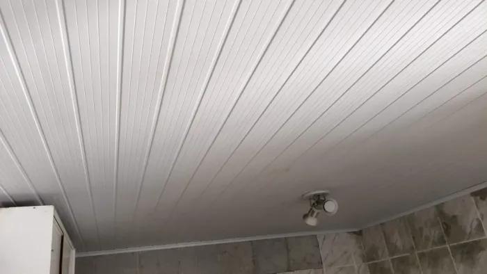 Forros instalados em pvc temos luminárias