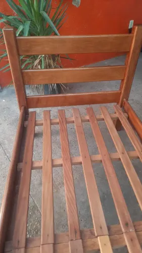 Cama solteiro de madeira