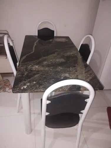 Mesa de mármore preto e branco com 4 cadeiras.Cidade Jardim-Parauapebas(fone: *46)