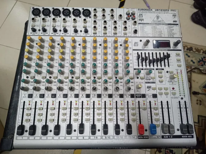 Mesa de som Behringer Eurorack UB1832FX-PRO. <br>OLX<br>OLX