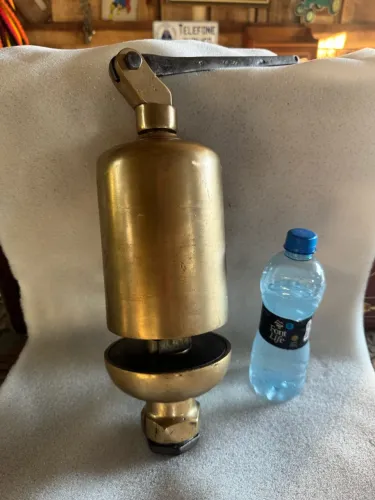 Apito de locomotiva a vapor antique em latão com alavanca de acionamento superior