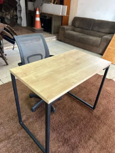 Mesa com cadeira de escritório 