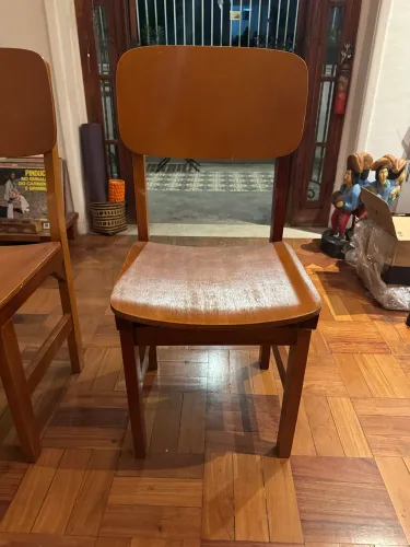 Duas cadeiras de Madeira Maciça design elegante e anatômico, pelo preço de uma