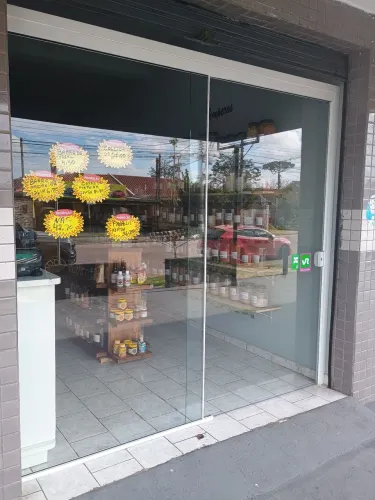 Vende -se uma porta de vidro para sala comercial