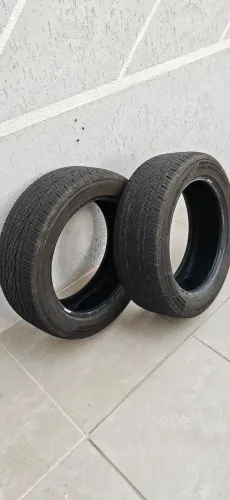 Par de pneus 225/55 R18 sem reparos.