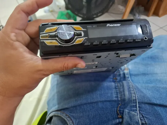 CD Player Pioneer DEH-2450UB com saída Subwoofer