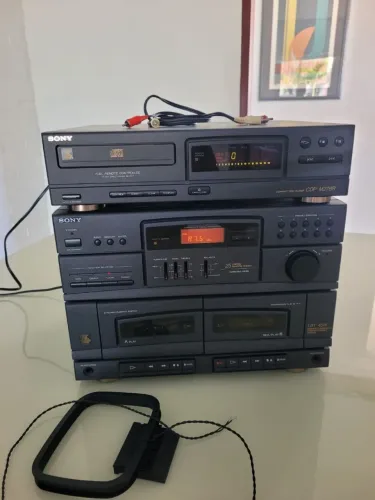 Aparelho de som antigo Sony.