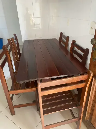 Mesa de madeira maciça d?arco com  6 cadeiras 