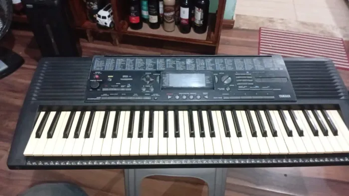 Vende se um teclado Yamara 