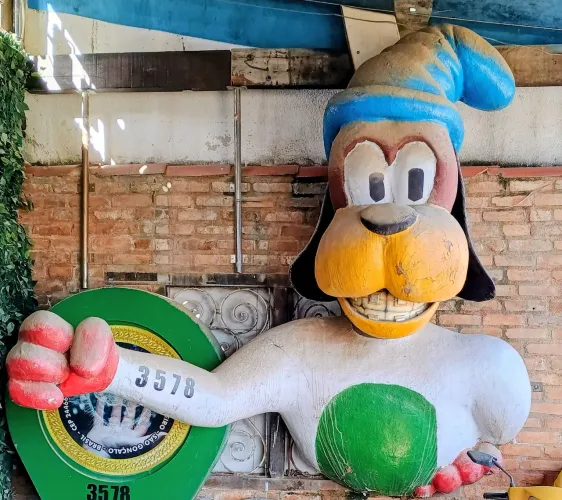 Boneco gigante de fibra