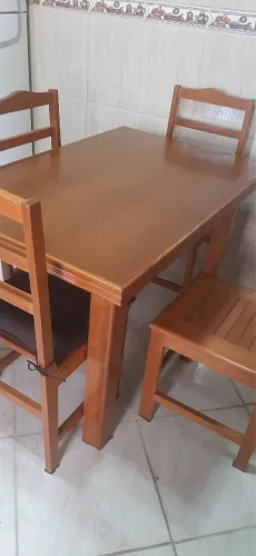 Mesa de madeira Angelin com quatro cadeiras 