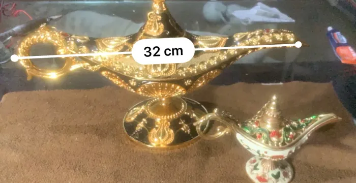Duas lâmpadas gênio douradas 