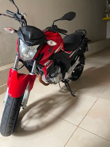 Honda CB 250F Twister Vermelha - Conservada (Aceito troca por Carro / Assumo Ágio)